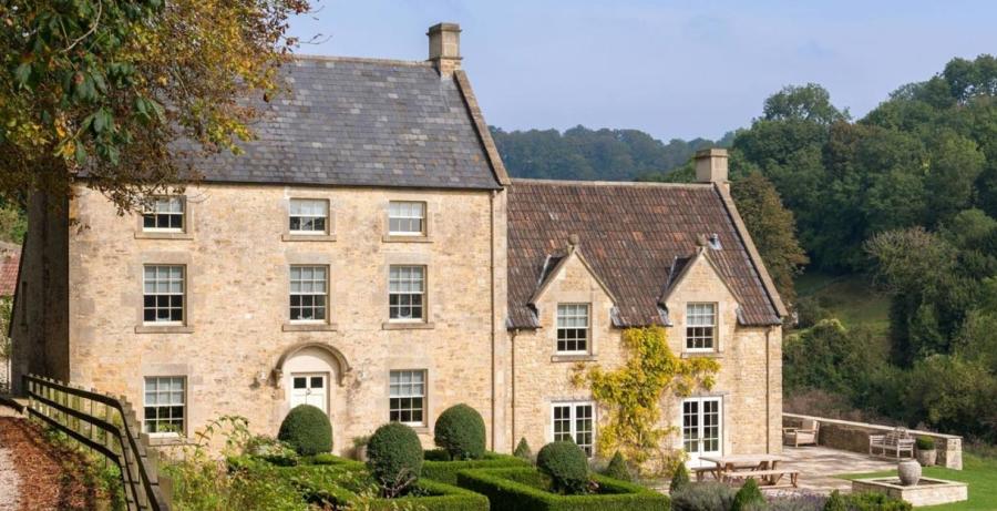 The Farrier - Wonderful Winchcombe A stunning farmhouse set amongst trees and landscaped gardens